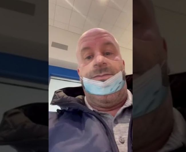 Video: Muž si dal na tvár špeciálne rúško. Takto reagovali okoloidúci