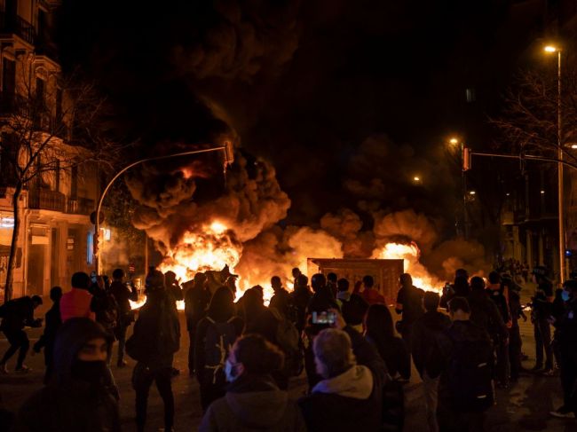 Protesty proti uväzneniu rapera si vyžiadali zásah polície