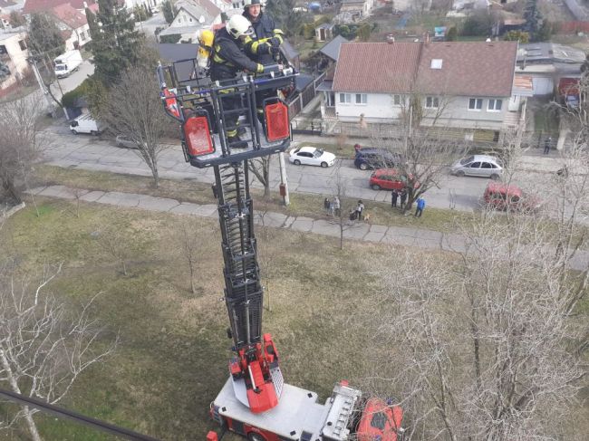 Hasiči zasahujú pri požiari bytu na šiestom podlaží