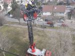 Hasiči zasahujú pri požiari bytu na šiestom podlaží