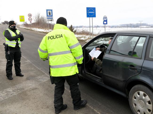 Vodička s neaktuálnym certifikátom napadla policajtov, ktorí chceli riešiť jej priestupok