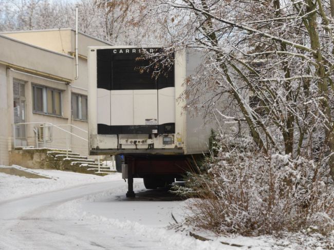 V Košiciach pristavili chladiaci príves pre telá zosnulých