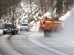 Cestári upozorňujú v niektorých úsekoch ciest na zľadovatený sneh i hmlu