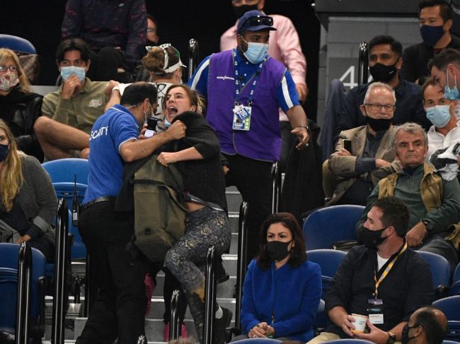 Austrália oficiálne spustila očkovanie, diváci na Australian Open ho vybučali