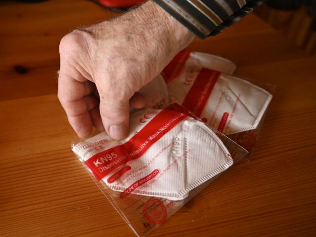 Koronavírus sa najrýchlejšie šíri aj v bytovkách, rúško treba nosiť aj vo výťahu