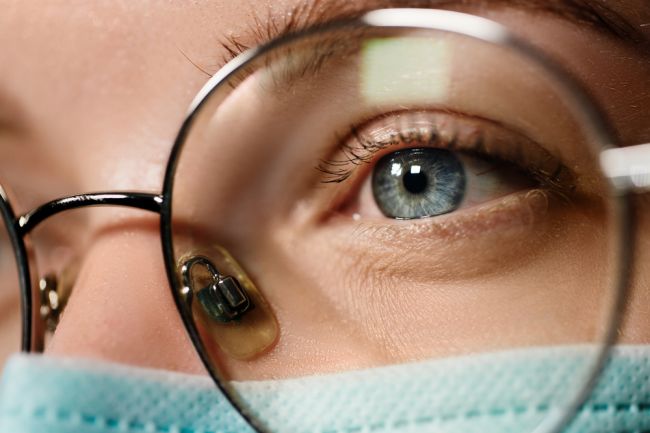 Ľudia, ktorí nosia okuliare, majú trojnásobne nižšie riziko nákazy koronavírusom