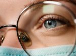 Ľudia, ktorí nosia okuliare, majú trojnásobne nižšie riziko nákazy koronavírusom