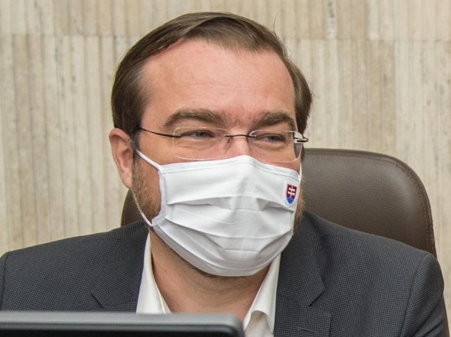 Krajčí zostáva vo funkcii ministra, mrzia ho reakcie niektorých partnerov