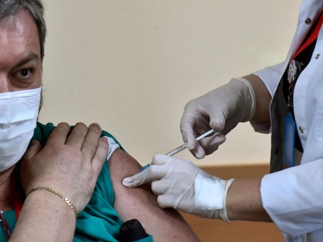 Počet Poliakov, ktorí odmietajú očkovanie proti koronavírusu, vo februári stúpol