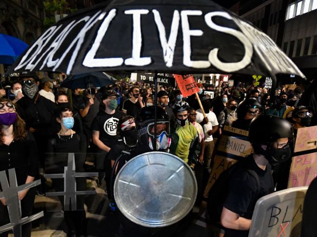 Policajti, ktorí usmrtili Afroameričana Daniela Pruda, nebudú obvinení 