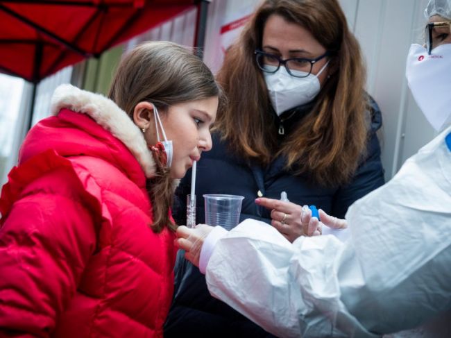 Gröhling verí, že prvé kloktacie testy budú distribuovať koncom budúceho týždňa