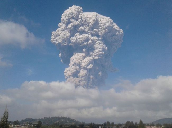 Vybuchla indonézska sopka Sinabung, popol vystreľovala do výšky 1500 metrov