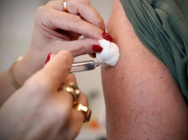 Česko preveruje osem podozrení na úmrtie po očkovaní proti covidu