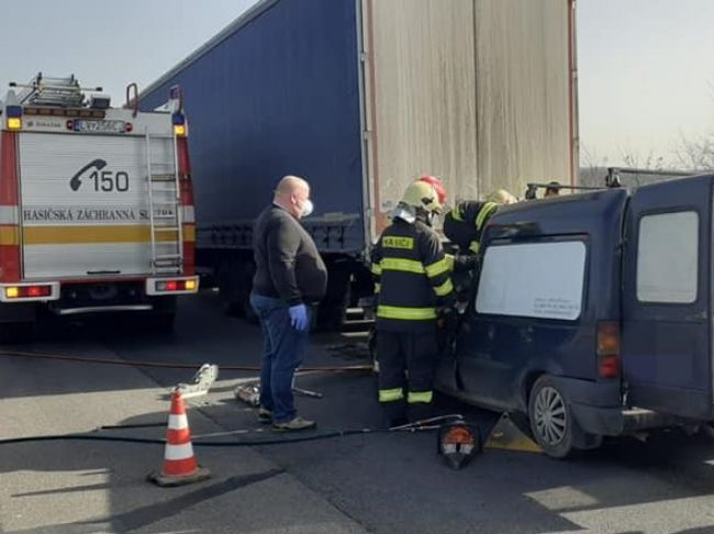 Osobné auto sa zrazilo s kamiónom, nehoda skončila tragicky