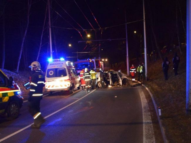 Tragická nehoda: Vodič ostal zakliesnený, spolujazdkyňu vymrštilo z auta