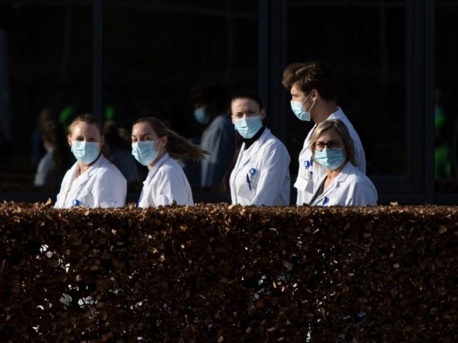 Rúška, ktoré rozdávala belgická vláda, môžu obsahovať toxické častice