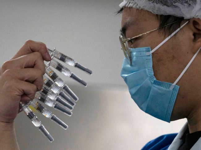 Čína schválila na širšie použitie dve svoje vakcíny