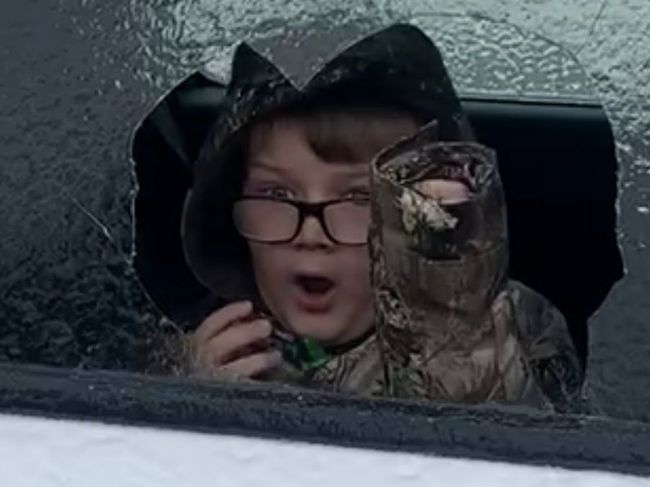Video: Rodičia povedali synovi, nech nerozbije okno. Z tohto žartu takmer onemel