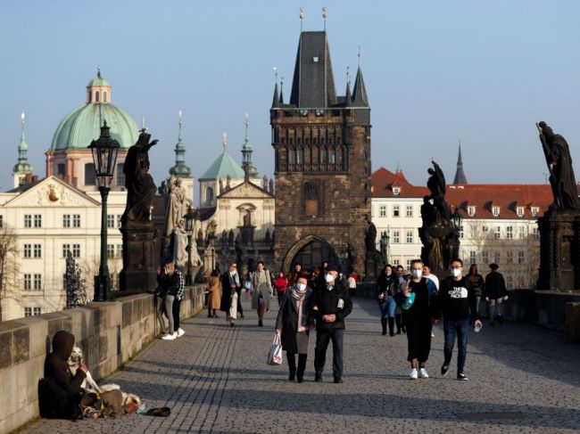 Česko zvažuje prísnejšie opatrenia, zavrieť sa majú školy a škôlky