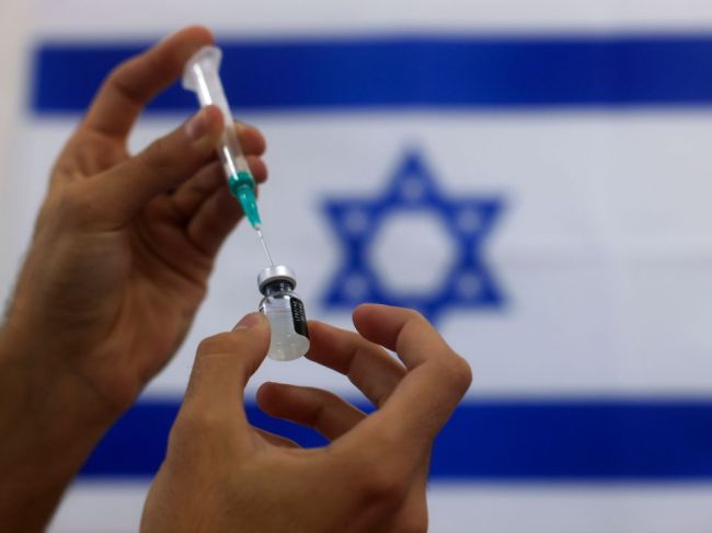 Izrael po kritike pozastavil rozdávanie prebytočných vakcín