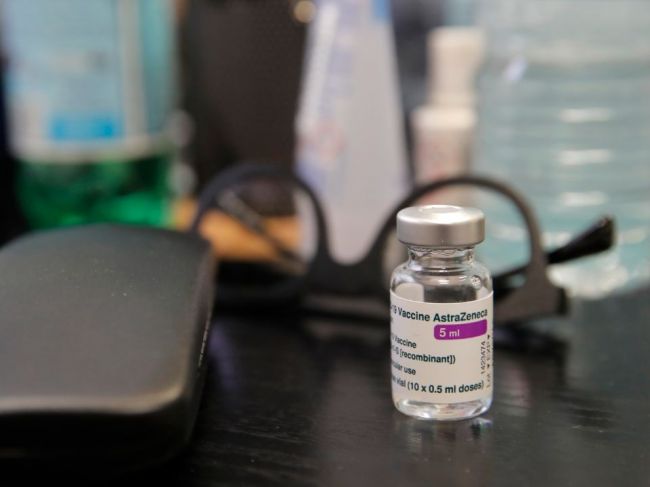 Francúzsko začne očkovať vakcínou AstraZeneca aj starších ľudí