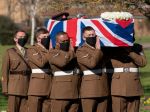 Británia sa rozlúčila s hrdinom pandémie, zosnulým Tomom Moorom
