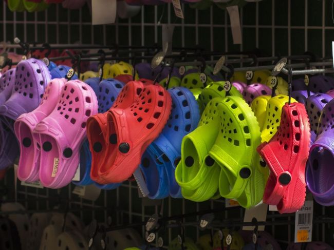 Výrobca plastovej obuvi Crocs zaznamenal vlani rekordné tržby