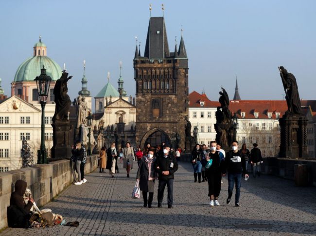 V Česku pribudli tisíce nakazených koronavírusom, začali platiť prísnejšie opatrenia
