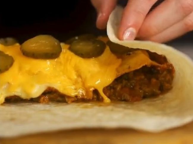 Video: Šéfkuchár ukázal, ako pripraviť cheeseburgerové burrito