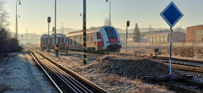 Na stanici v Brezne došlo k vykoľajeniu vlaku, doprava je zastavená