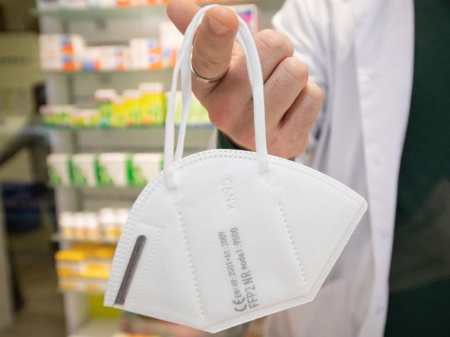 Reťazce sa snažia zabezpečiť dostatok respirátorov, prišli aj s obmedzeniami