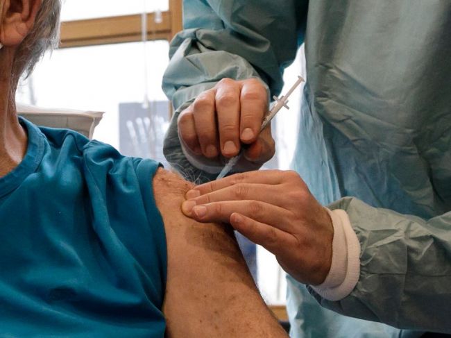 Rakúsko chce druhú generáciu vakcín vyvíjať s Izraelom a Dánskom