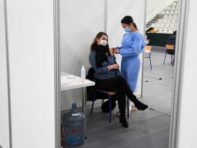 Firmy sa postavili za očkovanie, veria, že zlepší zdravie aj produktivitu