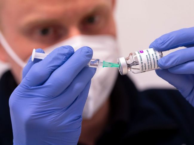 Vedec dúfa, že údaje z Anglicka o vakcíne AstraZenecy zmiernia obavy v Európe