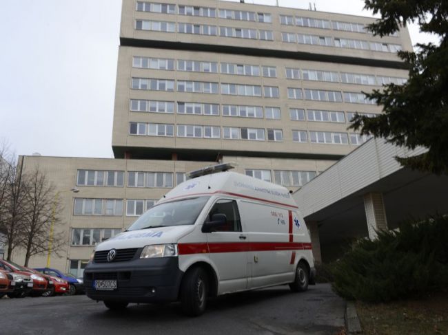 Zdravotníci majú aj upratovať, riaditeľ prešovskej nemocnice preto čelí kritike