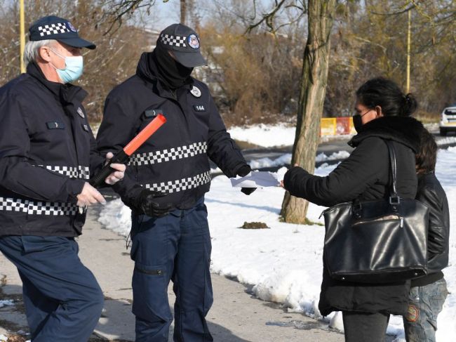 Sprísňuje sa zákaz vychádzania, od 20.00 do 1.00 sa obmedzujú výnimky