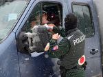 Polícia sprísňuje a zintenzívňuje kontroly na hraniciach, pomáhať budú i vojaci