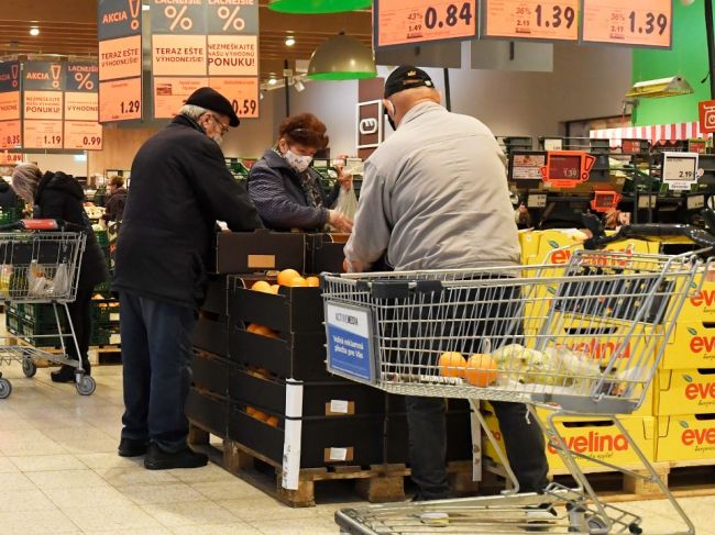 Od pondelka už nebudú môcť ísť pozitívni na COVID-19 na nákup