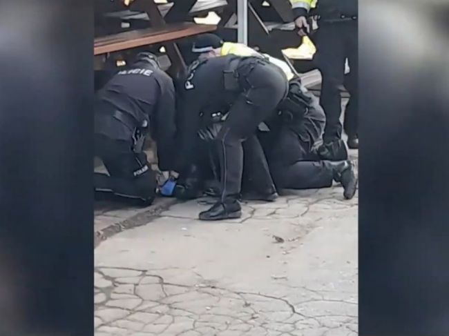 Video: Ženu s malým dieťaťom kvôli nenasadenému rúšku spacifikovala trojica policajtov