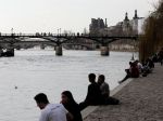 V Paríži zakázali konzumáciu alkoholu na vyhľadávaných miestach