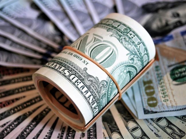 Ľudia usporili počas pandémie takmer 3 bil. USD, peniaze môžu podporiť ekonomiky