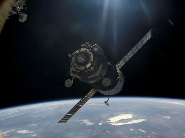 Ruskí kozmonauti na ISS opravujú praskliny v plášti ruského modulu