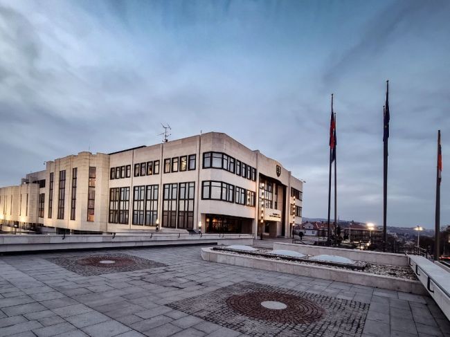V minulom roku šlo na platy poslancov vyše 10 miliónov eur