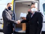 Slovensko prijalo dar 15.000 dávok vakcíny proti COVID-19 od Francúzska