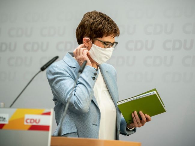 Ženy robia našu armádu silnejšou, tvrdí menecká ministerka obrany
