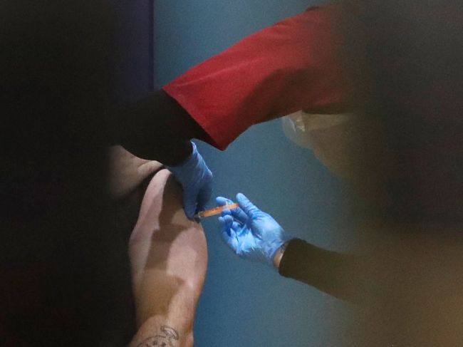 Nie je pravda, že vakcíny proti Covid-19 zasahujú do ľudskej DNA