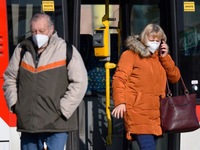 Vyššiu ochranu nezískate vždy. Takto si treba nasadiť respirátor, aby bol naozaj efektívny
