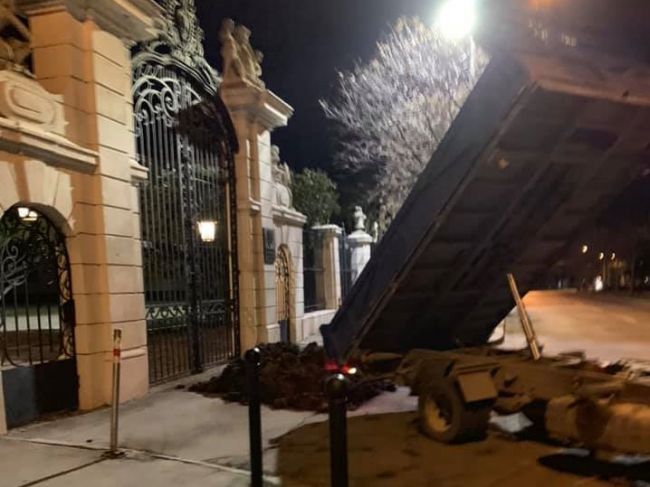 Polícia objasňuje kopu hnoja pred úradom vlády, k činu sa priznal bývalý minister