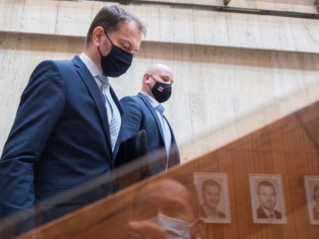 Koaličné kluby rokujú o riešení vládnej krízy