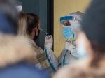 Pozitívne vzorky z PCR testovania sa preveria aj na juhoafrický variant